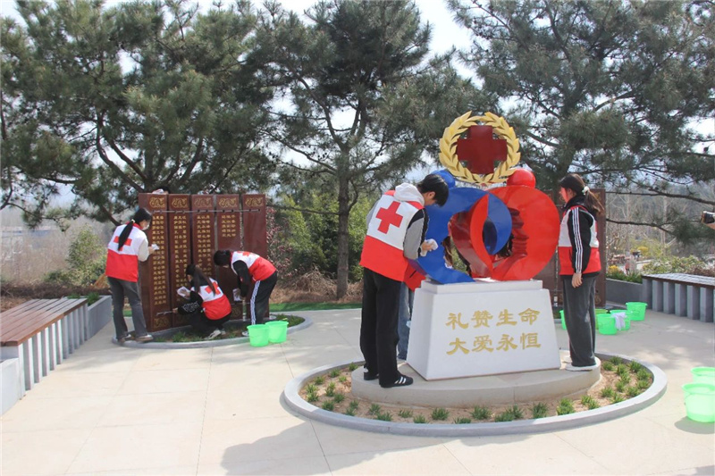志愿者清扫纪念园擦拭纪念碑 志愿者清扫纪念园擦拭纪念碑